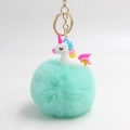 Dettaglio del pompon in finta pelliccia verde menta con unicorno e gancio oro - Verde menta
