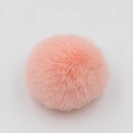 Dettaglio di un pompon rosa in finta pelliccia per borse, cappelli e accessori moda - Confezione da 8cm / Rosa Pastello