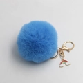 Portachiavi in peluche blu cielo con anello dorato e ciondolo arcobaleno - Blu