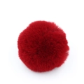 Dettaglio di un morbido pompon rosso scuro in finta pelliccia per borse e portachiavi - Confezione da 8cm / Borgogna