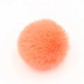 Dettaglio del pompon soffice in finta pelliccia arancione corallo per borse - Confezione da 8cm / arancio-rosso