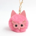 Détail du porte-clés pompon hibou rose avec oreilles à paillettes et fermoir doré - Rose foncé