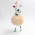 Detalle macro del llavero de alpaca de peluche con bola de pelo y anilla dorada - Beige Caqui