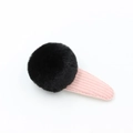 Gros plan sur un pompon noir en fausse fourrure sur pince à cheveux en velours rose - Noir