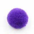Dettaglio macro di un pompon di peluche viola scuro per borse e accessori fai-da-te - Confezione da 8cm / Viola