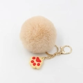 Detalle del llavero de pompón de peluche con cadena dorada y colgante de pata de gato - Caqui Claro