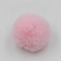 Vista dettagliata del pompon in finta pelliccia rosa morbida con texture soffice per borse - Confezione da 8cm / Rosa chiaro
