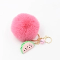 Détail du porte-clés en peluche rose avec breloque pastèque et fermoir doré - Rose foncé