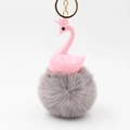 Rosa Schwan Schlüsselanhänger mit grauem Kunstfell-Pompon und goldenem Ring - Hellgrau