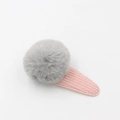 Détail d'une pince à cheveux pompon gris en peluche avec base en velours côtelé rose - Gris clair