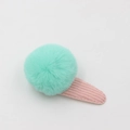 Détail de la pince à cheveux BB en velours côtelé rose avec pompon en fausse fourrure menthe - Vert clair