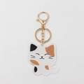 Détail du porte-clés chat calicot en acrylique avec mousqueton doré sur fond blanc - Chat à Fleurs
