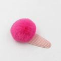 Détail d'un pompon en peluche rose fuchsia avec base de clip en velours côtelé rose clair - Rose rouge