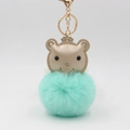Détail du porte-clés avec boule en peluche vert menthe et petite tête d'ours en cuir - Vert menthe