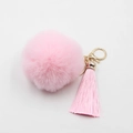 Porte-clés pompon en fausse fourrure rose avec franges assorties et fermoir doré - Rose Clair