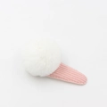 Détail du pompon en fausse fourrure blanche et de la pince à cheveux BB en velours rose - Blanc