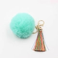 Détail du porte-clés pompon en fausse fourrure vert menthe avec fermoir doré et gland arc-en-ciel - Vert clair