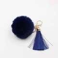 Détail d'un pompon en peluche bleu foncé avec frange soyeuse et fermoir en métal doré - Bleu Marine