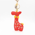 Dettaglio portachiavi a forma di giraffa rossa in pelle PU con gancio dorato e nappa - Rosso