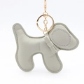 Dettaglio portachiavi a forma di cane grigio in pelle PU con cuciture e un fiocchetto - Grigio