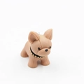 Détail d'un porte-clés bouledogue en résine beige avec collier à clous et anneau métal - Khaki