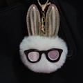 Portachiavi con coniglio di peluche bianco con orecchie glitterate e occhiali neri - Bianco Sporco
