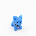 Détail d'un pendentif bouledogue bleu en résine avec collier à pointes et anneau métal - Bleu