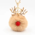 Dettaglio del portachiavi a pompon renna di Natale con corna dorate e naso rosso - Cachi