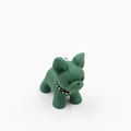 Gros plan du porte-clés bouledogue français vert foncé avec finition mate et collier clouté - Vert