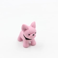 Détail d'un pendentif bouledogue rose en résine avec un collier à clous dorés - Rose