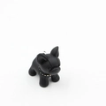 Gros plan du porte-clés bouledogue noir avec collier à clous dorés et anneau métal - Noir