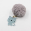 Détail d'un pendentif chat en acrylique avec pompon gris et chaîne en métal doré - Chat Gris Perlé