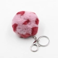 Detalle de llavero de pompón de peluche con estampado de leopardo y mosquetón plateado - Hebilla Dorada / Leopardo Rojo Vino