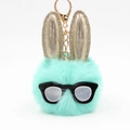 Dettaglio portachiavi a pompon coniglietto verde menta con occhiali e orecchie glitter dorate - verde chiaro