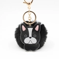 Detail eines schwarzen Kunstfell-Pompons mit French Bulldog Anhänger und goldener Hardware - French Bulldog