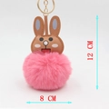 Détail du porte-clés lapin en peluche rose de 12x8cm avec détails en cuir marron - Autres Couleurs