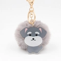 Detail eines grauen Kunstfell-Pompom-Schlüsselanhängers mit Welpen-Charm und goldenem Verschluss - Husky