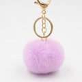 Détail du porte-clés pompon en fourrure lavande avec fermoir mousqueton doré - Diamètre Pompon 6CM / Violet