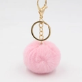 Détail d'un porte-clés pompon rose duveteux avec anneau métallique doré et fermoir homard - Diamètre Pompon 6CM / Rose Clair
