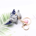 Simpatico portachiavi a forma di gatto grigio in resina con campanello rosa e fiocco blu - Grigio