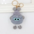 Dettaglio portachiavi mostro di peluche grigio con berretto a maglia e occhiali blu mini - Grigio