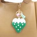 Portachiavi a fragola in PU con campanellino rosa e nappa verde su borsa in pelle - Verde