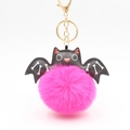 Detailansicht von Halloween Fledermaus Schlüsselanhänger mit rosa Bommel und Goldclip - Rosenrot