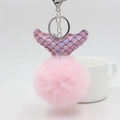 Vue détaillée du porte-clés pompon queue de sirène rose avec écailles irisées et métal - Rose Clair
