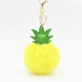 Llavero creativo de piña de peluche con pompón amarillo y hojas verdes en fondo blanco - Amarillo