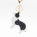 Détail du porte-clés en cuir Border Collie avec matériel doré et couture blanche - Noir et Blanc