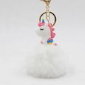 Détail du pendentif licorne blanche avec une grande boule de peluche et un fermoir doré - 10x8cm / Blanc