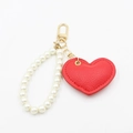 Ciondolo a cuore in pelle rossa con cinturino in perle bianche e chiusura dorata - Rosso-Cuore d'Amore