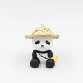 Kreativer Panda-Resin-Schlüsselanhänger mit Strohhut und gelber Ententasche auf Weiß - Pandafigur