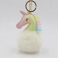 Detail eines Einhorn-Pompon-Schlüsselanhängers mit bunter Spitze und Kunstfell - Cremeweiß